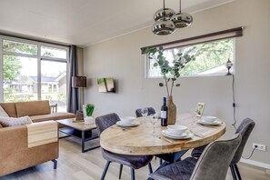 Dining - Stijlvol 4-persoons chalet in Betuwe, Zennewijnen (Zennewijnen)