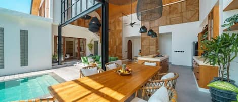 Villa de lujo, 3 habitaciones, patio, vista a la alberca | Restaurante al aire libre