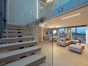 Ein modernes Interieur mit Treppe, Essbereich und Wohnzimmer mit Blick.