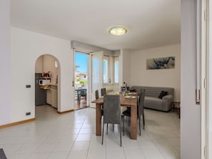 Eine moderne Wohnung mit Essbereich, Küche und Wohnraum.