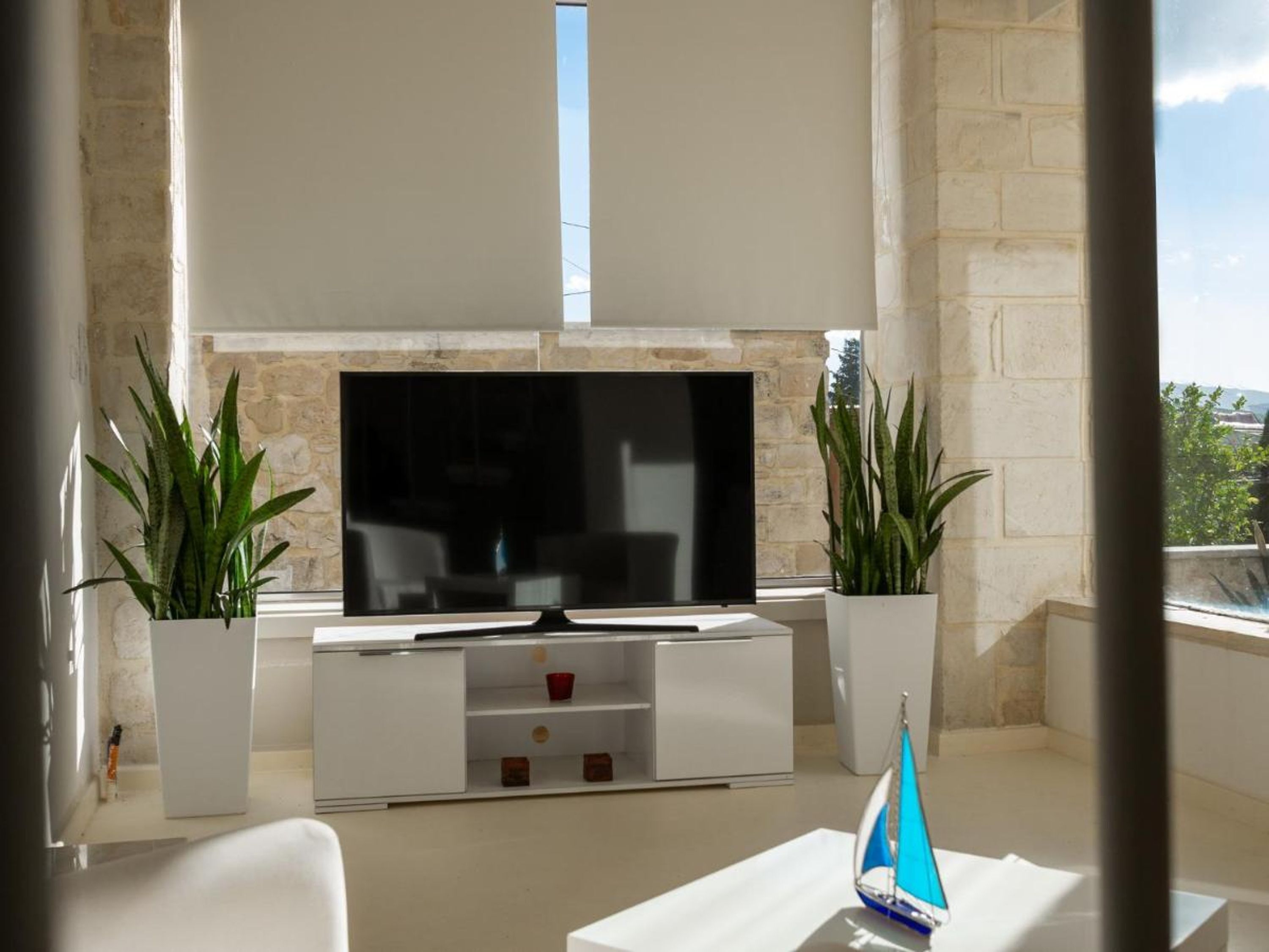 TV, fireplace, offices