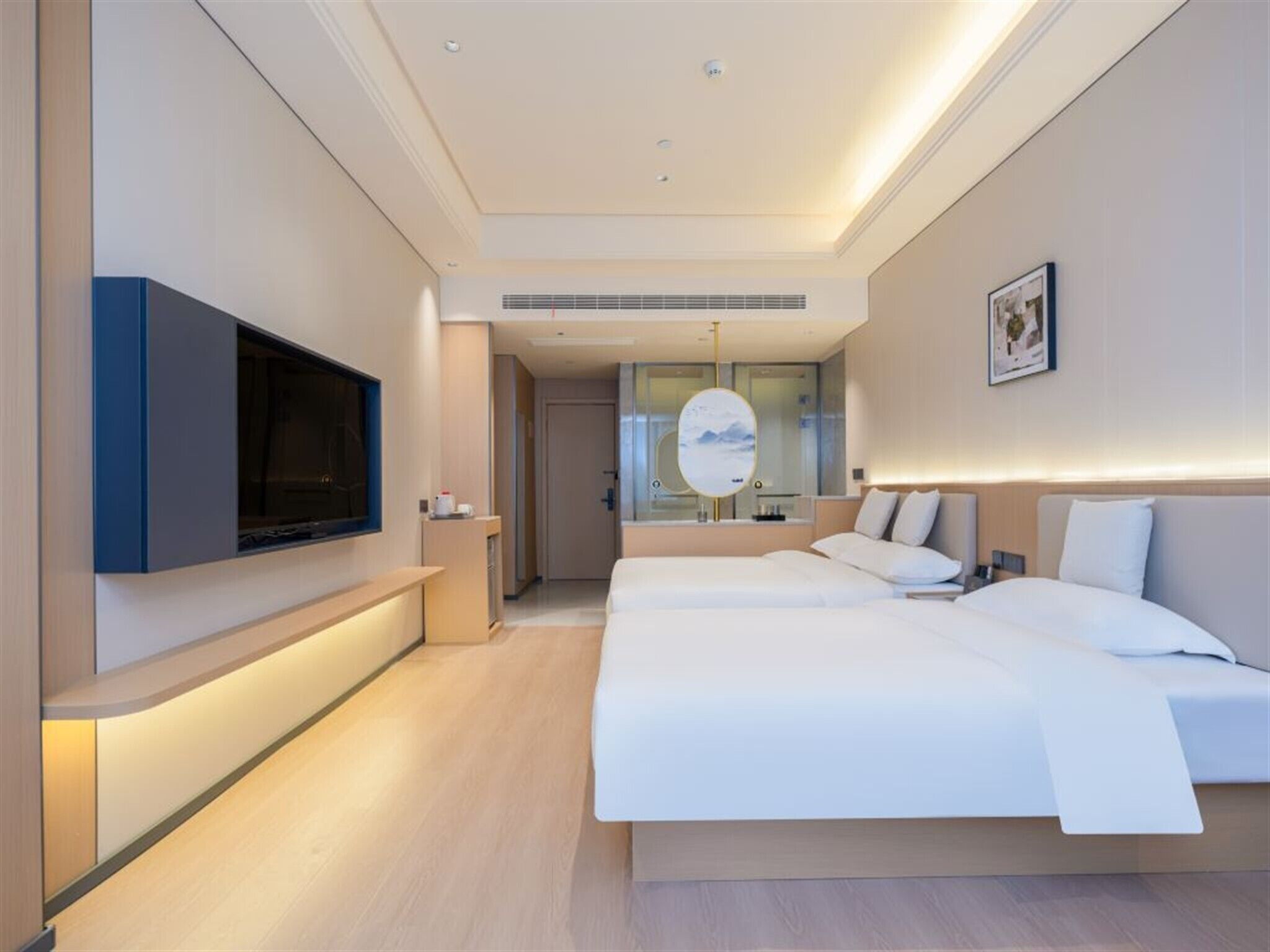 Comfort-Dreibettzimmer | Laptopgeeigneter Arbeitsplatz, kostenloses WLAN, Bettwäsche