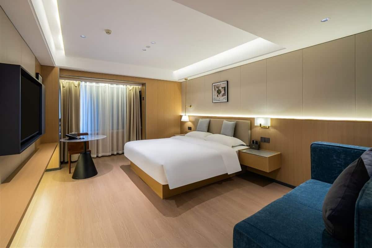 Basic Room | Ruang kerja komputer riba, Wi-fi percuma, cadar katil