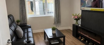 House Sleeps 6 With Hot Tub and Parkingcheaiesst Than on any Site