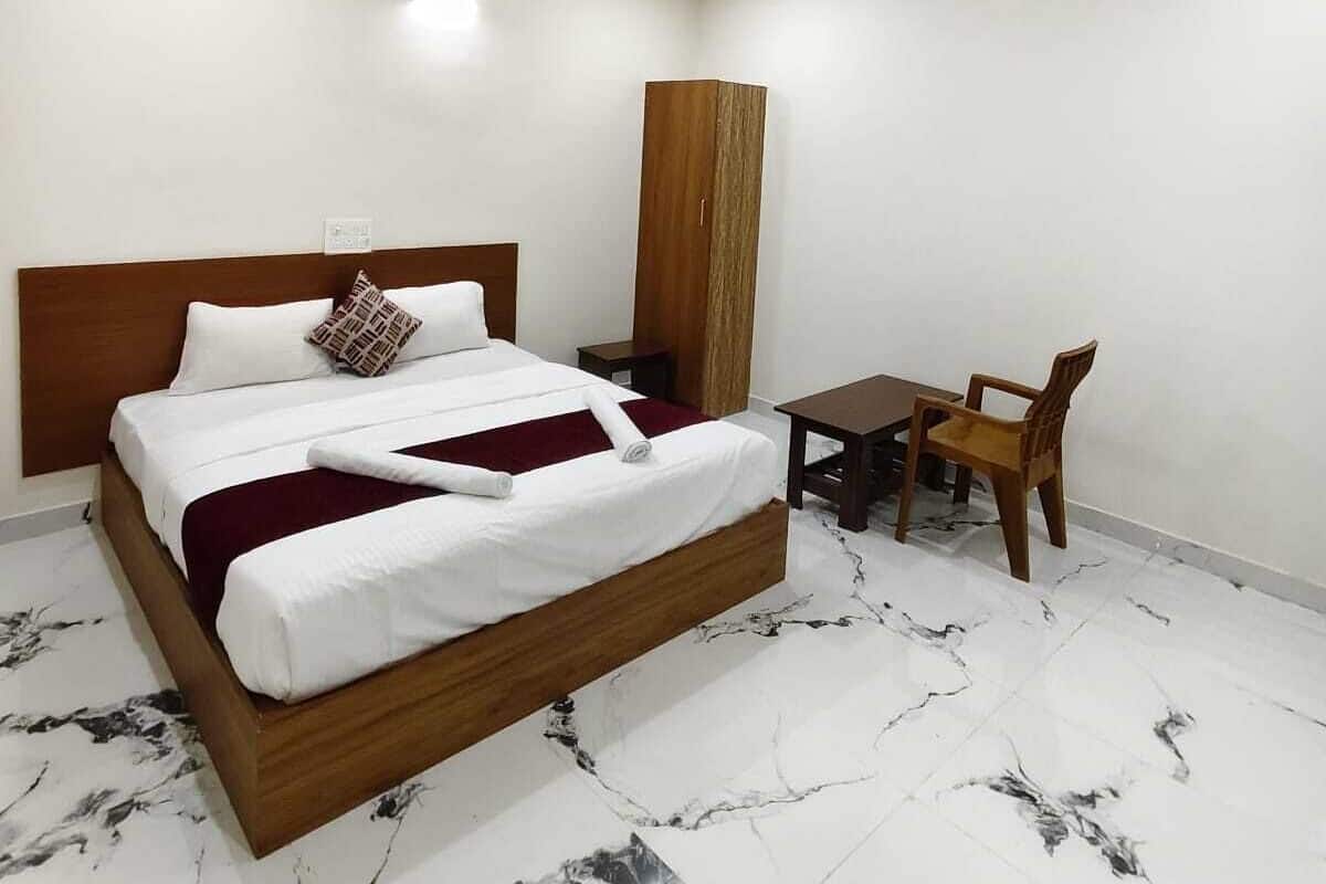 Desk, WiFi (free), bed sheets