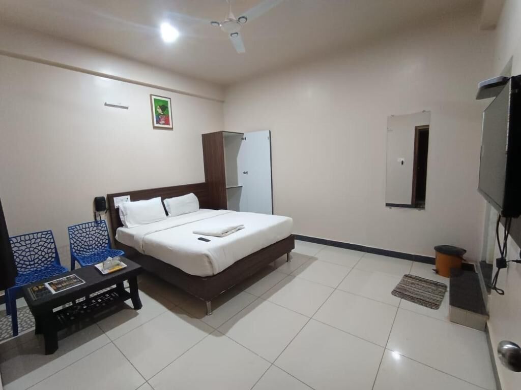 Desk, free WiFi, bed sheets