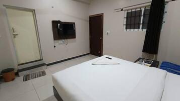 Standard Double Room | Desk, free WiFi, bed sheets