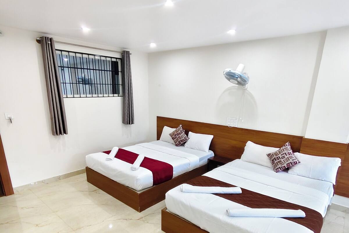 Family Room | Desk, free WiFi, bed sheets