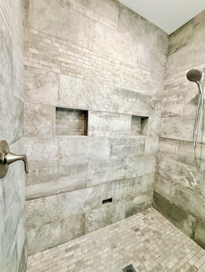 Ducha, secador de pelo, toallas, jabón