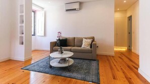 TV - Elegant designer retreat on Av. da Liberdade (Lisboa)