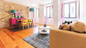 TV - Elegant designer retreat on Av. da Liberdade (Lisboa)