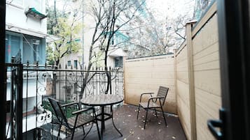 Comfort Twin Room, Non Smoking, Terrace | Tempat makan luar
