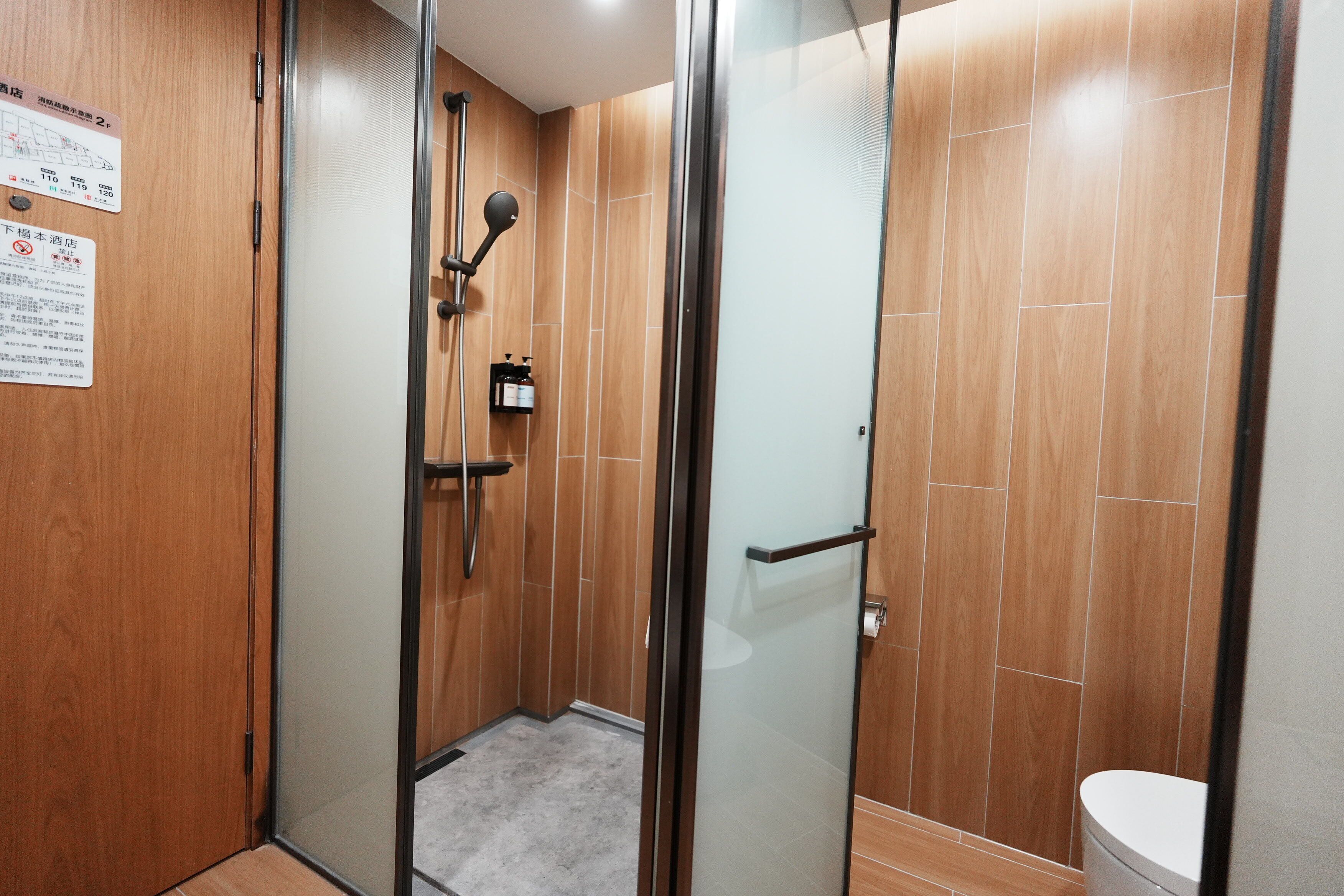 Chambre Confort avec lits jumeaux, non-fumeurs, terrasse | Salle de bain | Douche, sèche-cheveux, serviettes fournies, shampoing