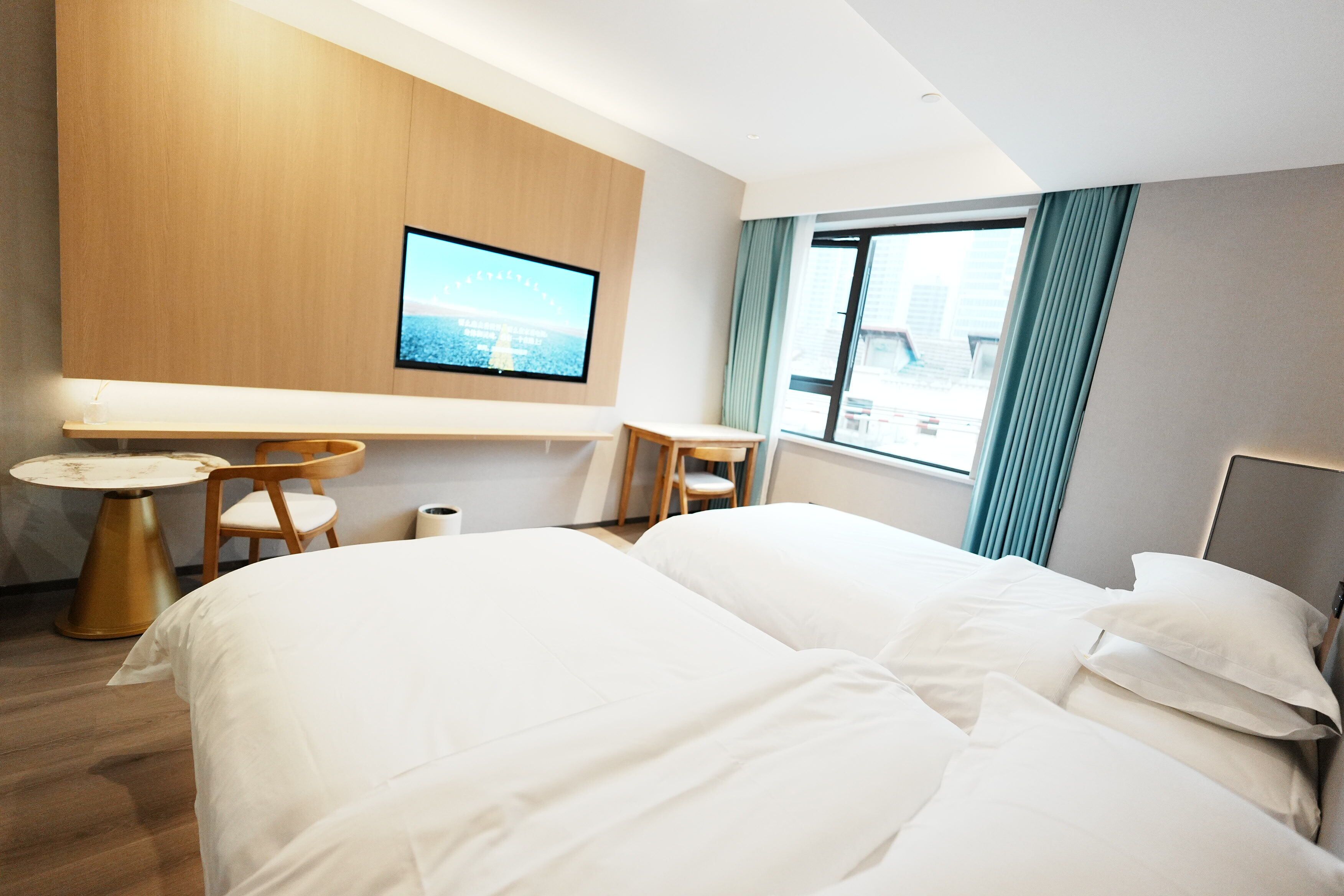 Habitación empresarial con 2 camas individuales, para no fumadores | Espacio para trabajar con laptop, wifi gratis y ropa de cama 