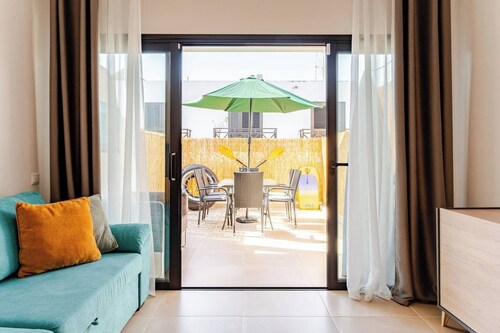 2BR Las Americas, Pool, Terrace, AC, 1Gb Wifi