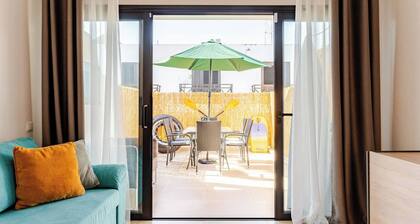 2BR Las Americas, Pool, Terrace, AC, 1Gb Wifi