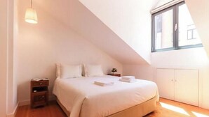 Room - Av. Liberdade: A luxurious and peaceful duplex with a balcony and parking (Lisboa)