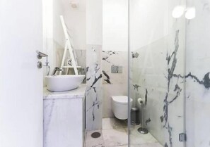 Sèche-cheveux, bidet, serviettes fournies, savon