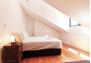2 bedrooms, iron/ironing board, WiFi, bed sheets - Av. Liberdade: A luxurious and peaceful duplex with a balcony and parking (Lisboa)