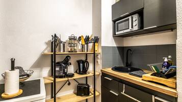 Fridge, microwave, oven, coffee/tea maker