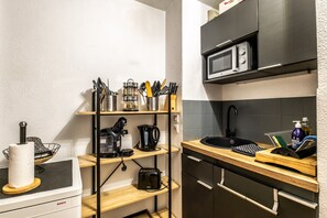 Een koelkast, een magnetron, een oven, een koffiezetapparaat/waterkoker