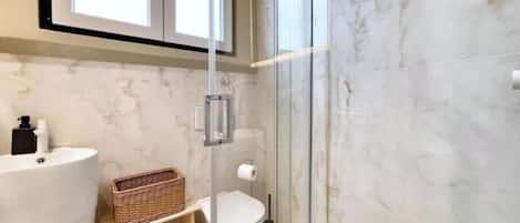 Dusche, Haartrockner, Bidet, Seife