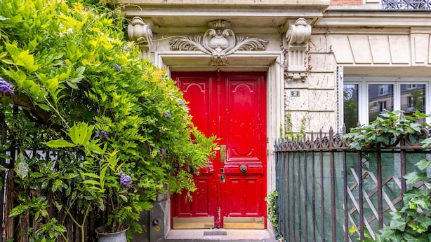 A red door with a decorative archway, a number '2' sign, and a metal gate. - Montmartre Sacré Coeur - Superbe appart pour 2 (Paris)