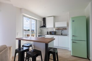 Een koelkast, een magnetron, een oven, een vaatwasser