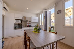 Een koelkast, een magnetron, een oven, een vaatwasser