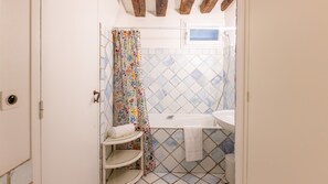 Een douche, een haardroger, handdoeken