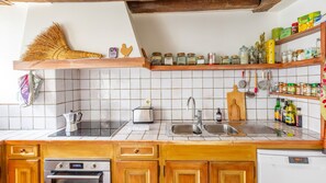 Frigorífico, horno, lavavajillas y cafetera o tetera