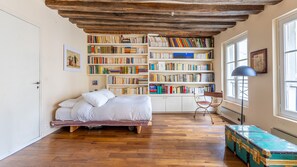 Tabla de planchar con plancha, wifi gratis, ropa de cama