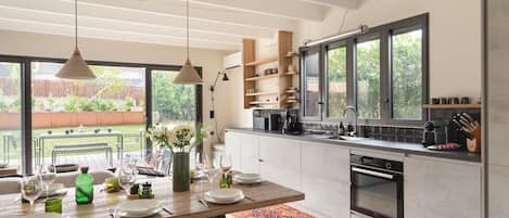 Coffee/tea maker, fridge, oven, dishwasher