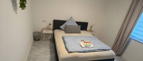 Iron/ironing board, WiFi, bed sheets