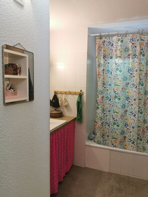 Bathroom - The South, Made Simple! (Murviel-lès-Montpellier)