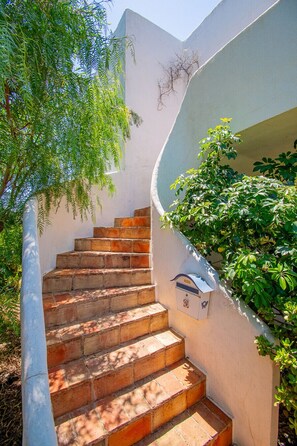 A staircase with brick steps leading up to a white wall, a mailbox, and green foliage. - D9 Quinta do Paraiso (Lagoa)