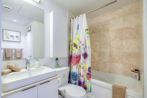 Haartrockner, Bidet, Handtücher, Seife
