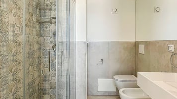 Habitación, patio, vistas al mar | Baño