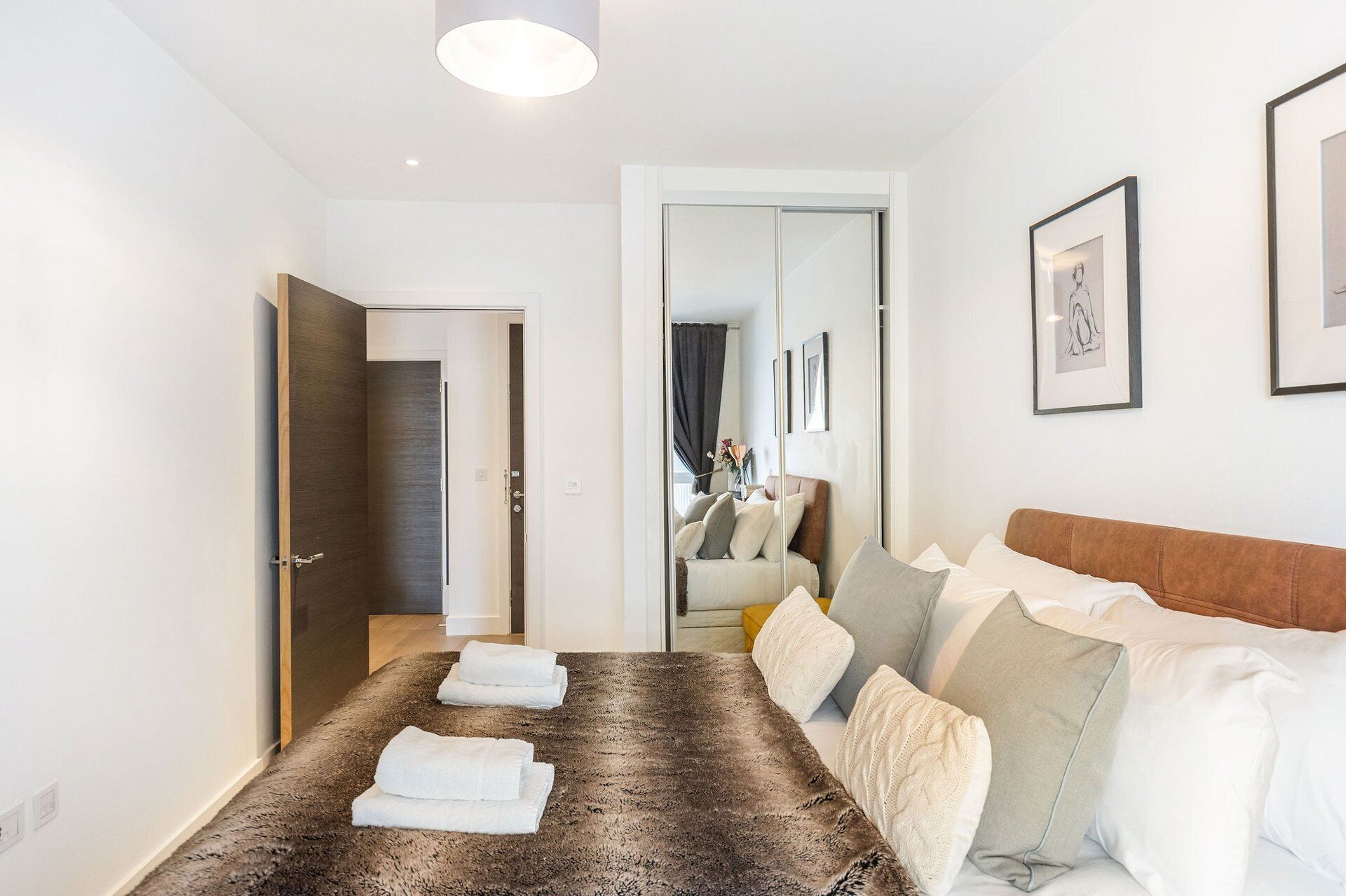 1 bedroom, desk, Internet, bed sheets
