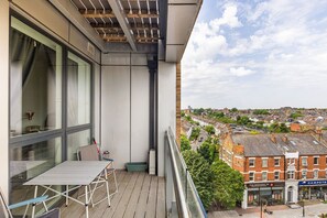 Property grounds - GuestReady - Chic Urban Retreat with Balcony Views (London)