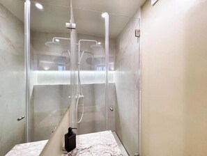 Douche, sèche-cheveux