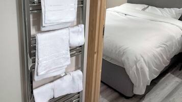 2 bedrooms, iron/ironing board, WiFi, bed sheets