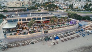 Un hôtel situé au bord de l’eau, doté d’une terrasse, d’une piscine et offrant une vue sur la ville.