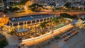 Un hôtel situé au bord de l’eau, doté d’espaces extérieurs aménagés et d’une promenade couverte.