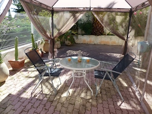 Outdoor dining - Two-room apartment in a quiet villa (Cagnes-sur-Mer)
