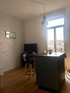 Interior - Arcachon, Right in the Heart of Downtown—Bright, New York-Style (Arcachon)