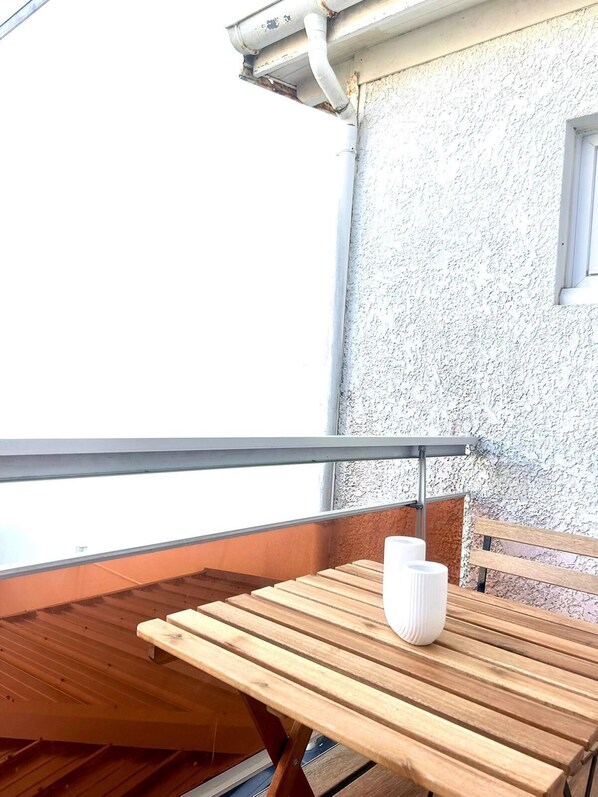 Outdoor dining - Arcachon, Right in the Heart of Downtown—Bright, New York-Style (Arcachon)