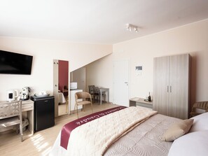 Superior Double or Twin Room, Garden View | In-room safe, desk, blackout drapes, iron/ironing board - Le Camere di Gaudré (Corno D'oro di Eboli)