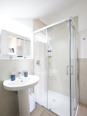 Comfort-Doppel- oder -Zweibettzimmer | Badezimmer | Haartrockner, Hausschuhe, Handtücher, Seife