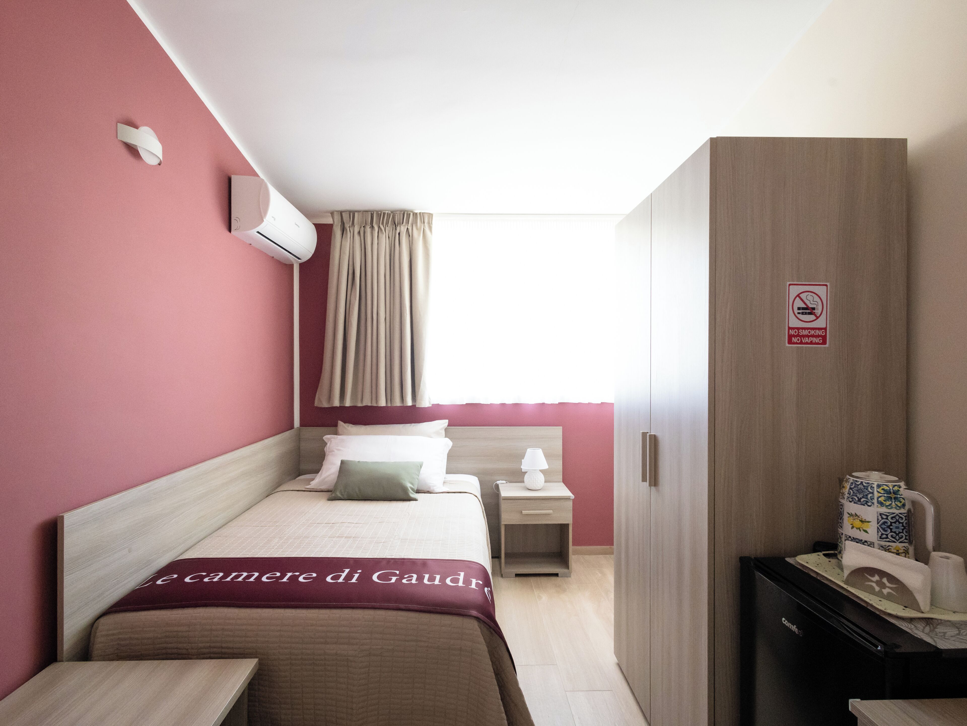 Comfort Single Room | In-room safe, desk, blackout drapes, iron/ironing board